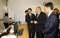 Mr. Tung Chee Hwa visited frontline medical staff at the Prince of Wales Hospital.