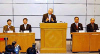 Mr. Tung Chee Hwa announces the latest measures to contain atypical pneumonia.