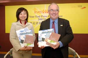 The Director-General of Invest Hong Kong, Mr. Mike Rowse, and the Associate Director-General of Investment Promotion, Ms. Ophelia Tsang, show various booklets developed in response to the increasing demand for information on investing in Hong Kong from Mainland enterprises.