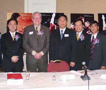 The performance of the Legend of the Great Archer in Vancouver will support the Chinese Cultural Centre of Greater Vancouver. Pledging their support were Vancouver Mayor, Larry Campbell (second left) and Chinese Consul-General in Vancouver, Mr Li Yuanming (middle).