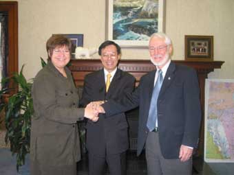HKETO Director, Mr Bassanio So (middle),  met with Minister of Intergovernmental Affairs and Trade, the Hon MaryAnn Mihychuk (left), and Minister of Energy, Science and Technology, Manitoba, the Hon Tim Sale (right) during his visit to Winnipeg to update them on the latest developments in Hong Kong.