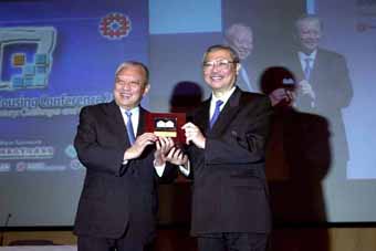 Hong Kong's Chief Executive Tung Chee Hwa received a souvenir from Housing Authority Chairman Michael Suen at the opening ceremony of the International Housing Conference 2004.