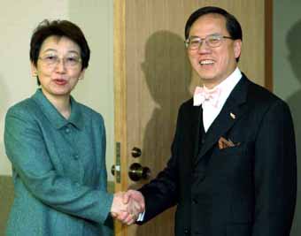 Japan's Foreign Affairs Minister Yoriko Kawaguchi and Hong Kong's Chief Secretary Donald Tsang announced in Tokyo that from April 1, HKSAR passport holders could visit the country for up to 90 days visa-free.
