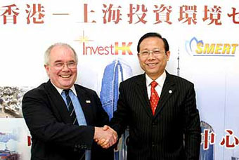 Mike Rowse (left) of InvestHK and Shanghai Municipal Government Foreign Economic Relations & Trade Commission Chairman Pan Longqing meet at the first Hong Kong-Shanghai joint investment promotion seminar in Tokyo.