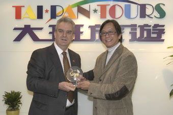 John Rutherford of InvestHK presents a souvenir plaque to the President & CEO of Tai Pan Tours, Mr Francis Wat.