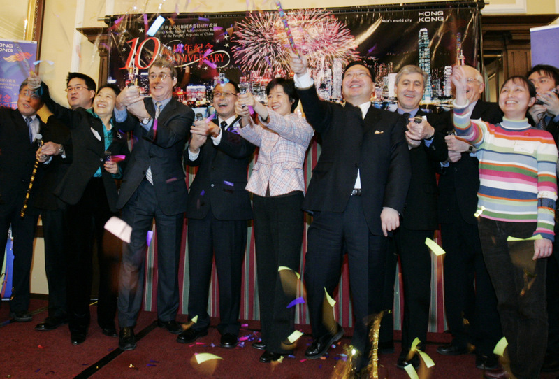 Taking part at the launching ceremony are HKETO Director, Mr Bassanio So (5th from left), former Chinese Consul General in Toronto, Madam Chen  Xiaoling (6th from left),  VIPs and representatives of event organizers. 