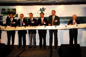 Leading Swiss private bank, Banque Piguet & Cie S.A., announces the opening of its first overseas office in Hong Kong. The ceremony is officiated by Secretary for Financial Services and the Treasury, Mr Frederick Ma (third from right).