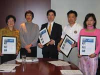 HKETO Director, Mrs. Ure,  (2nd from left) thanked the four alumni associations of Hong Kong universities for their initiative and community spirit in organizing the signature campaign in Vancouver. 