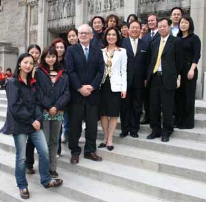 Secretary Ho (middle) and Hong Kong ballet dancers being warmly welcomed during their visit to ROM
