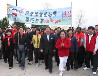Secretary Ho (middle) and HKETO Director Bassanio So support  the charitable cause for the  'Fun Run and Walk 2004' .