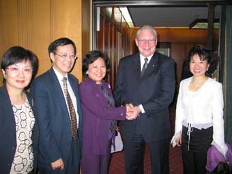 Permanent Secretary Lee (middle) meets with Vancouver Mayor Larry Campbell (2nd right) to enhance the close ties between the two cities.