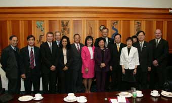 Secretary Lee (7th right) meets with senior provincial and city government officials when she visits Victoria.