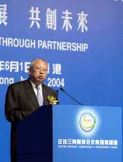 The Hong Kong Chief Executive, Mr Tung Chee Hwa, addressing the Pan-Pearl River Delta Regional Co-operation and Development Forum on June 1.