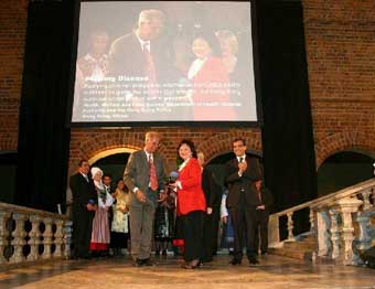 Permanent Secretary Carrie Yau (in red) receives the Stockholm Challenge Award in Stockholm Sweden. 