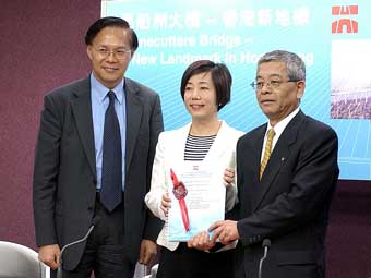 The Director of Highways Mak Chai-kwong (left), SETW Dr Sarah Liao, and a contractor representative at the Stonecutters Bridge contract-signing ceremony. 
