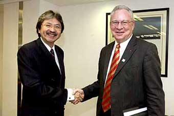 SCIT  John Tsang (left),  meets the visiting Vancouver Mayor Larry Campbell to discuss trade and economic ties between the two cities. 
