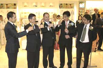 Mr Simon Galpin of Invest Hong Kong (middle) congratulates leading Spanish fashion brand ZARA on the opening of its first store in Hong Kong.