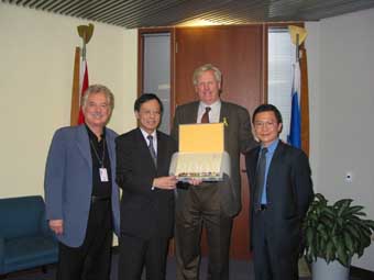 HKETO Director Bassanio So (2nd left) meets with the Toronto Mayor  David Miller (2nd right) to explore further co-operations between the two cities. 
