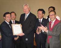 HKETO Director Mr Bassanio So (left) is  presented a proclamation plaque by Toronto Mayor David Miller (middle).  