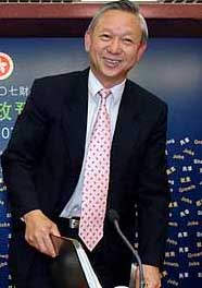 The Secretary for Security, Mr Ambrose Lee, unveils the Government's new Quality Migrant Admission Scheme to attract foreign professionals to Hong Kong.