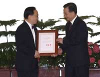 Premier Wen Jiabao presents the instrument of appointment to the Chief Executive, Mr Donald Tsang, at the Great Hall of the People on June 24.
