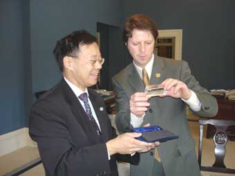 Picture shows HKETO Director Bassanio So presenting a souvenir to Mayor Peter J. Kelly of the City of Halifax after giving the Mayor a briefing.