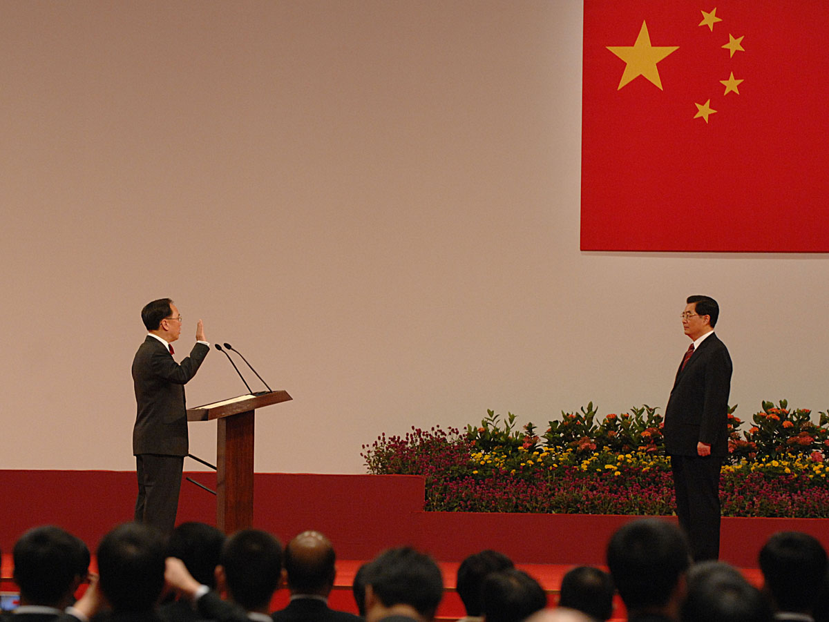 At the inauguration ceremony of the third term Hong Kong SAR Government held on July 1, President Hu Jintao swears in the Chief Executive, Mr Donald Tsang.