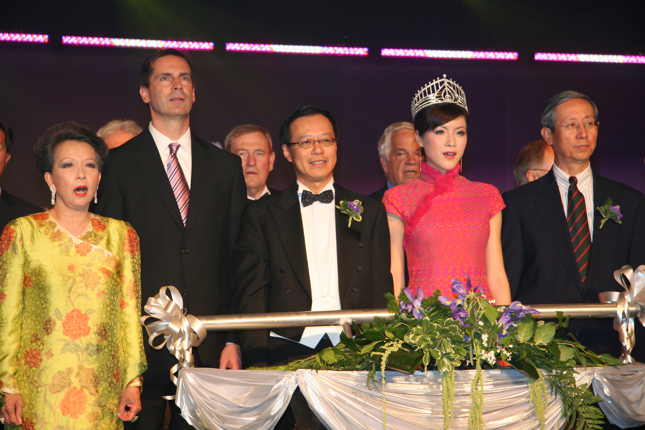 Dignitaries joining Mr Bassanio So (centre) to officiate at the Bauhinia Gala are (front row from left) : Senator Vivienne Poy, Ontario Premier Dalton McGuinty, Miss Hong Kong (2006) Aimee Chan and Chinese Ambassador Lu Shumin.   