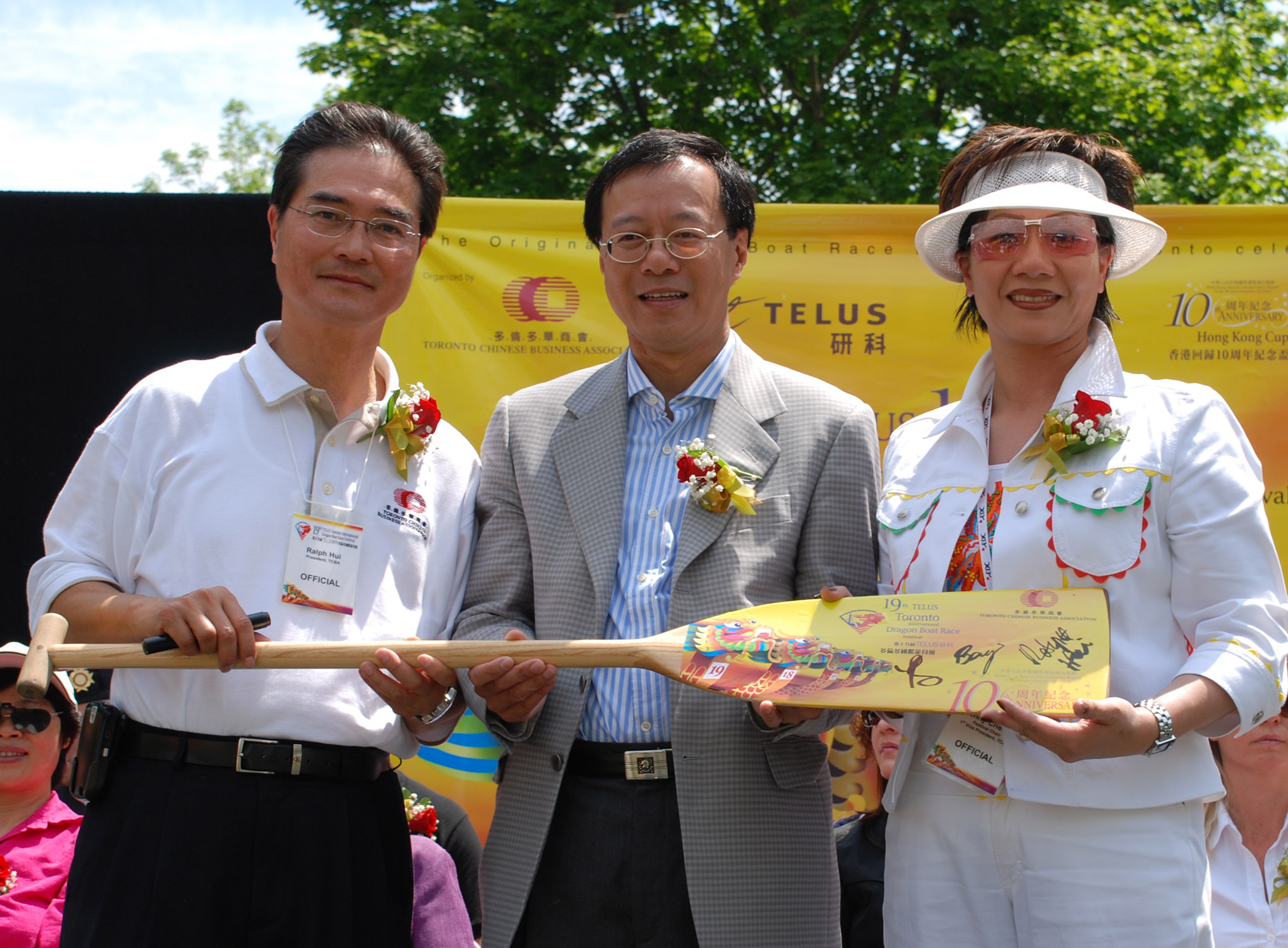 The Director of the HKETO, Mr Bassanio So (centre), presents an autographed paddle to Mr Ralph Hui (left) and Ms Benny Cheung of the Toronto International Dragon Boat Race Festival at the Festival's opening ceremony. 