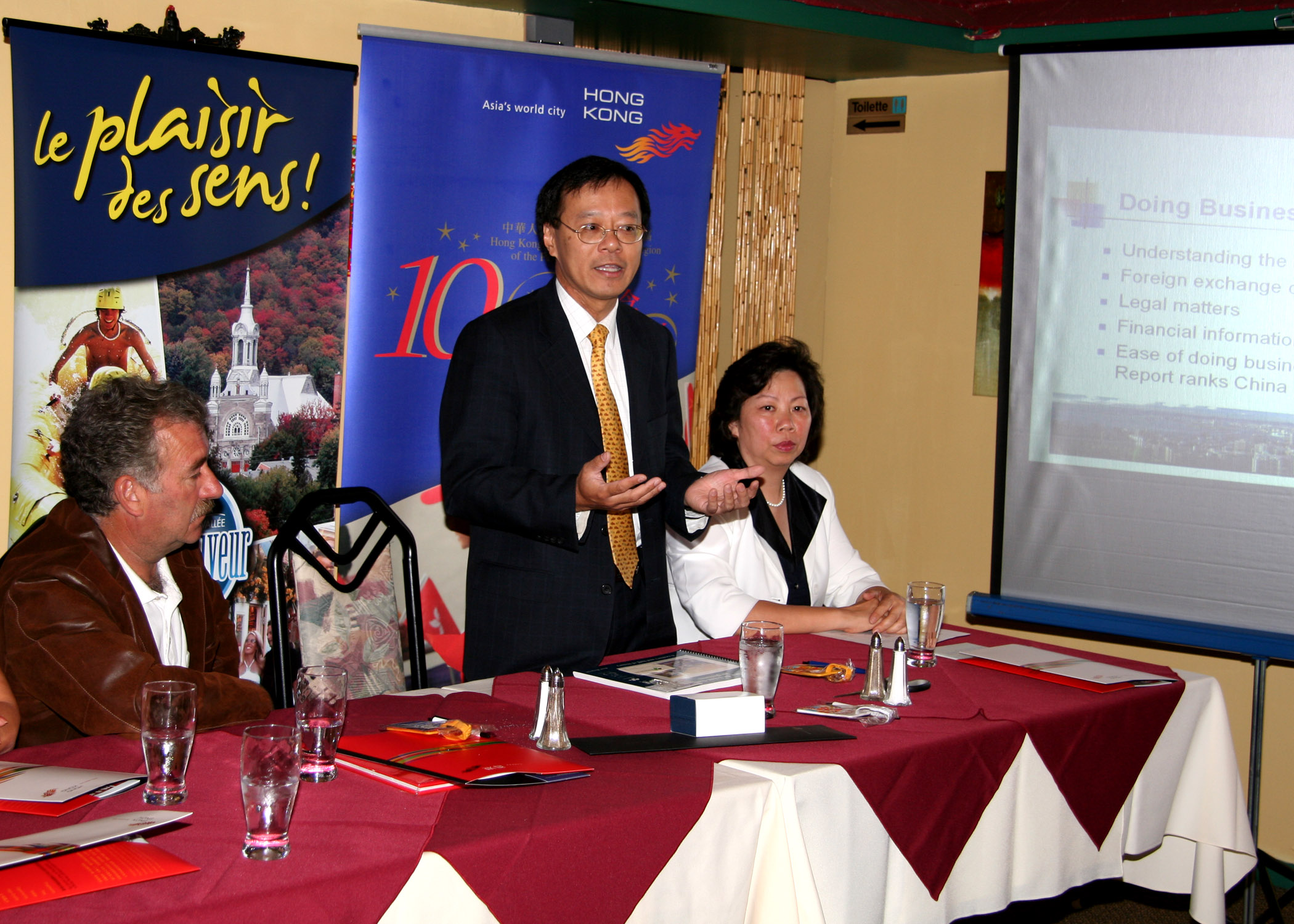 HKETO Director Mr  Bassanio So speaking at the business seminar. 