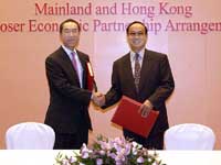 Vice Minister of Commerce An Min (right) and FS Henry Tang sign the six CEPA Annexes at a ceremony. 