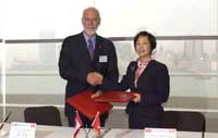 SETW, Dr. Sarah Liao (right), exchanging signed documents with the Minister of Environment of Canada, the Hon. David Anderson, during a signing ceremony of the renewal of the MOU on Environmental Collaboration between Hong Kong and Canada.