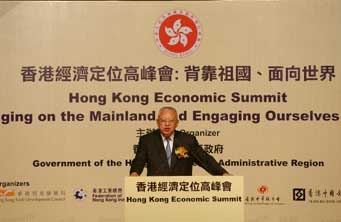 CE Tung Chee Hwa delivers his keynote speech at the HK-Economic Summit.