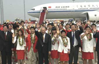 CE Mr Tung Chee Hwa (middle in suit) , greets a delegation of Chinese gold medallists of the 2004 Olympic Games on their arrival at Hong Kong.  