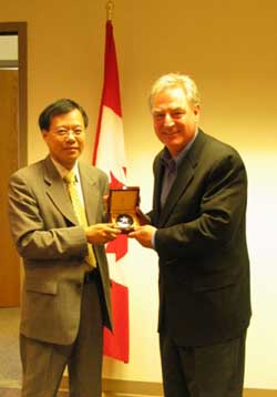 Mr Bassanio So meets with the Federal Industry Minister, the Hon David Emerson, to explore mutual ways for Canadian industries to capitalise on Hong Kong's advantages in accessing the China market. 
