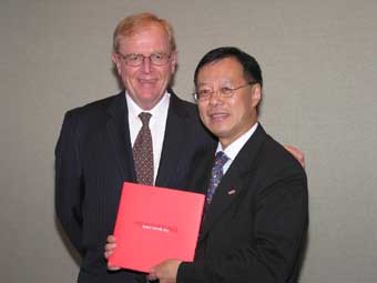 Director  So (left) presents a souvenir to the Minister Peterson, after their discussion on how Canadian businesses could leverage on Hong Kong's advantages to gain faster access to the China market