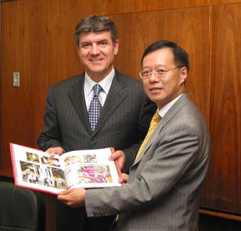 HKETO Director Bassanio So (right) presents  a souvenir to the Ontario Minister of Economic Development and Trade, Mr Joe Cordiano, after the meeting. 
