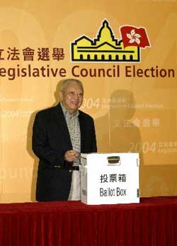 CE Mr Tung Chee Hwa, casts his vote in the 2004 Legislative Council Election.  