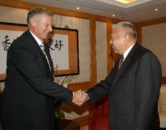 CE  Mr Tung Chee Hwa  meets the President and CEO of the Royal Philips Electronics (Philips), Mr Gerard Kleisterlee (left).