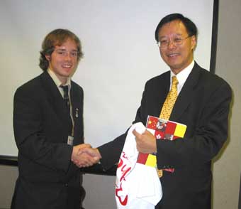 Director So (right) received a souvenir from a JTC member after the briefing which aims to give the team some understanding of Asia's world city. 