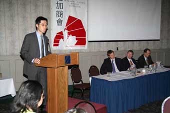 HKETO Deputy Director, Francis Ho, briefed Canadian companies the ample "Business Opportunities for Canadian Companies in Hong Kong and China" at a business seminar held in Calgary.  