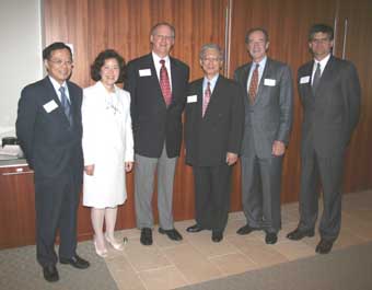 HKETO Director Bassanio So (left) and the Government's Principal Economist Elley Mao picture with other Toronto business leaders after a briefing on the outlook of Hong Kong's economy.