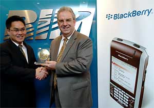 Vice President of Asia Pacific at Research In Motion, Mr Norm Lo, and Associate Director-General of Investment Promotion at Invest Hong Kong, Mr John Rutherford (right).  