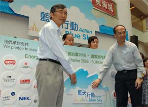 The Acting Permanent Secretary for the Environment, Transport and Works (Environment), Dr Michael ChiuTak-lun (left) and the Director of the Electrical and Mechanical Department, Mr Lai Sze-hoi stick the Action Blue Sky symbol on the backdrop.