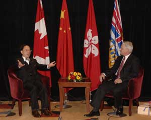 In a meeting with Premier Gordon Campbell in Vancouver, Mr Tsang provides him an update on Hong Kong's GDP growth, the exciting developments in the tourism industry and the improving employment situation.