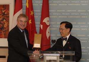 Mr Tsang meets with Canada's Federal Minister of Industry, Mr David Emerson, to discuss about promoting bilateral trade and making CEPA accessible to Canadian businesses. 