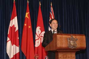 At the Pearl River Delta dinner, Mr Tsang briefs  Canadian business people on how they can make use of Hong Kong and the strong Canadian presence there to gain faster and safer access to the Mainland China market.