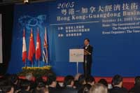 While delivering a keynote speech to more than 1,400 participants at the Forum, Mr Tsang invites Canada's small and medium-sized enterprises to leverage on  Hong Kong's advantages as Hong Kong is entering into a  new era of opportunity in southern China.