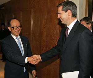 Premier McGuinty met with Mr Li Ka Shing, who has expressed interest in future investments in Canada. The Premier is telling investors here that Ontario and Hong Kong can form a "passageway to the world economy."