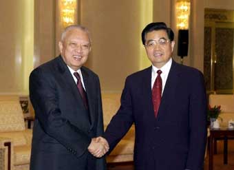 President Hu Jintao (right) met the Hong Kong Chief Executive, Mr Tung Chee Hwa, during Mr Tung's duty visit to Beijing last month.